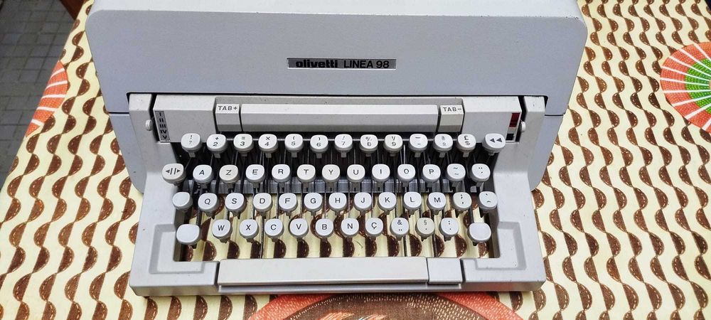 Máquina de Escrever Olivetti Linea 98
