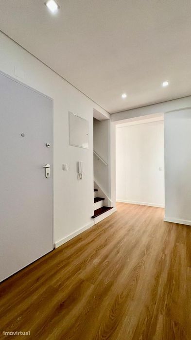 Apartamento T3+1 Duplex | 154 m² | Totalmente Remodelado | Queluz