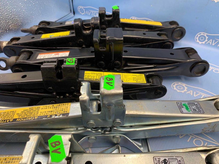 Домкрат Toyota Camry Corolla Avensis Auris Prius Yaris Verso Крюк Ключ
