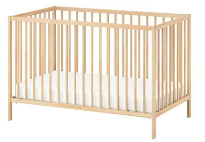 Berço IKEA em madeira natural + colchão — ambos novos