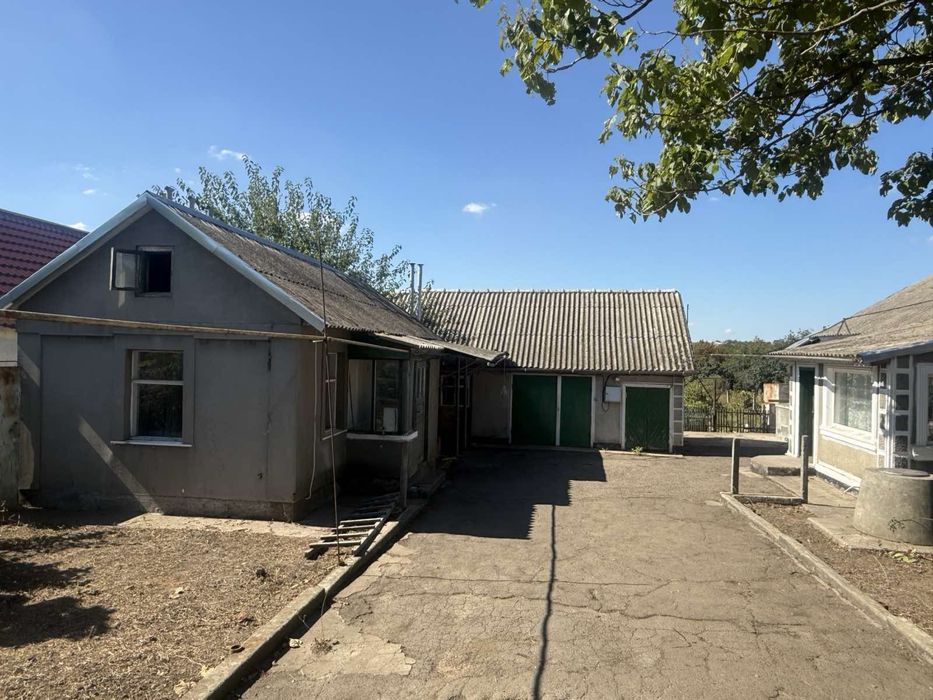 Дом 4 комнаты, газ, свет, вода, большой участок и хозпостройки
