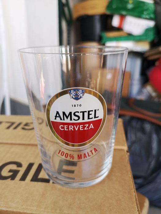 Copo de sidra cerveja amstel