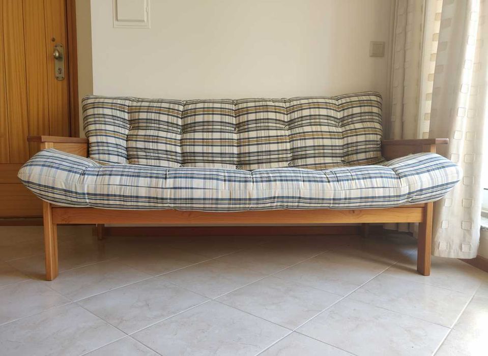 Conjunto Sofá 3 Lugares + Poltrona em Madeira + Almofadões