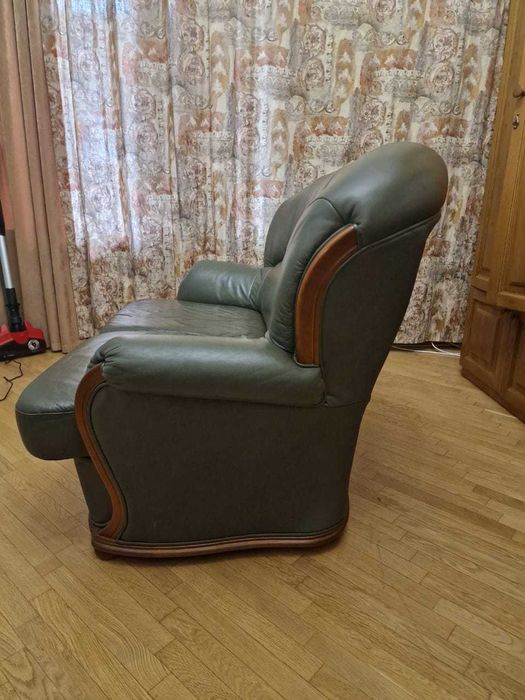 Диван шкіряний 2-місний, зелений, у відмінному стані