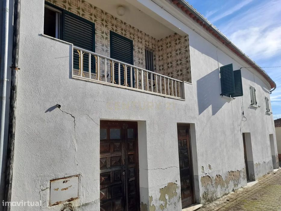 Moradia T3 com enorme potencial na aldeia pitoresca do Violeiro