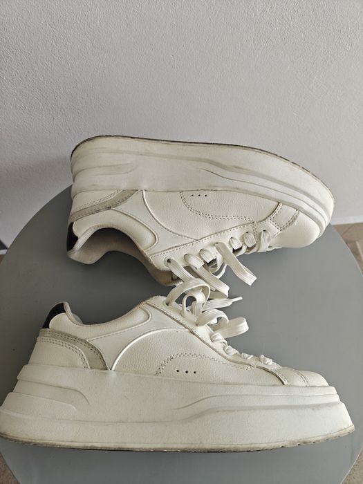 Gruba podeszwa Białe sneakersy 36 Stradivarius