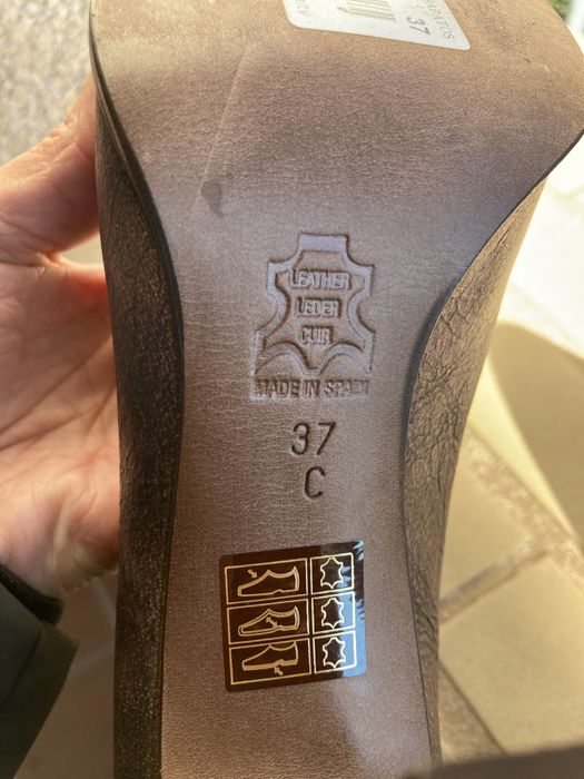 Sapato castanho em pele