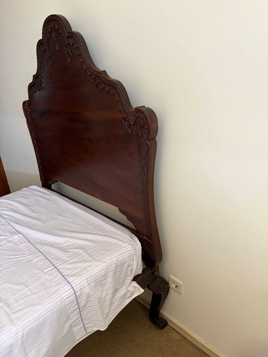 cama solteiro e cadeira Antiga Estilo Luís XV / D. João V em Madeira Maciça