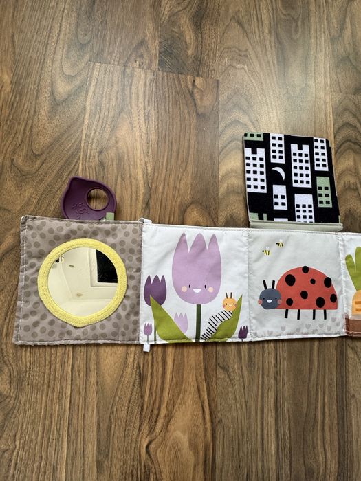 Розвиваюча двостороння книжка Taf Toys Садочок у місті Зайчики 0-3 р.