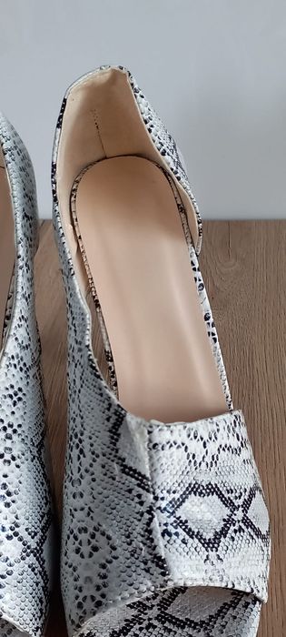 Szpilki 38 wężowa skórka 24 cm