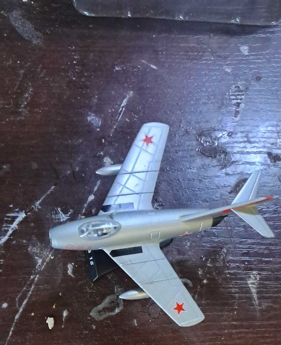 kolekcjonerski model MiG-15 firmy Del Prado w skali 1:102