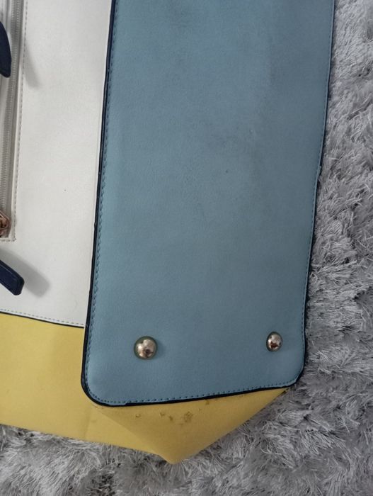 Mala de ombro em tons suaves