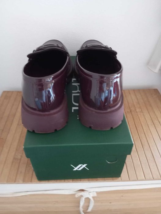 Sapatos efeito verniz, 38, da Verdefashion.GR