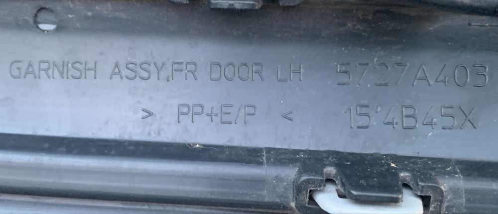 Накладка, молдинг передней левой двери Mitsubishi Outlender 3