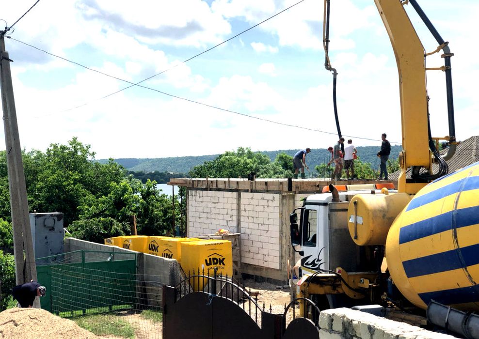 Бетоном М100/150/200/250/300/350 роблять заливку по справі