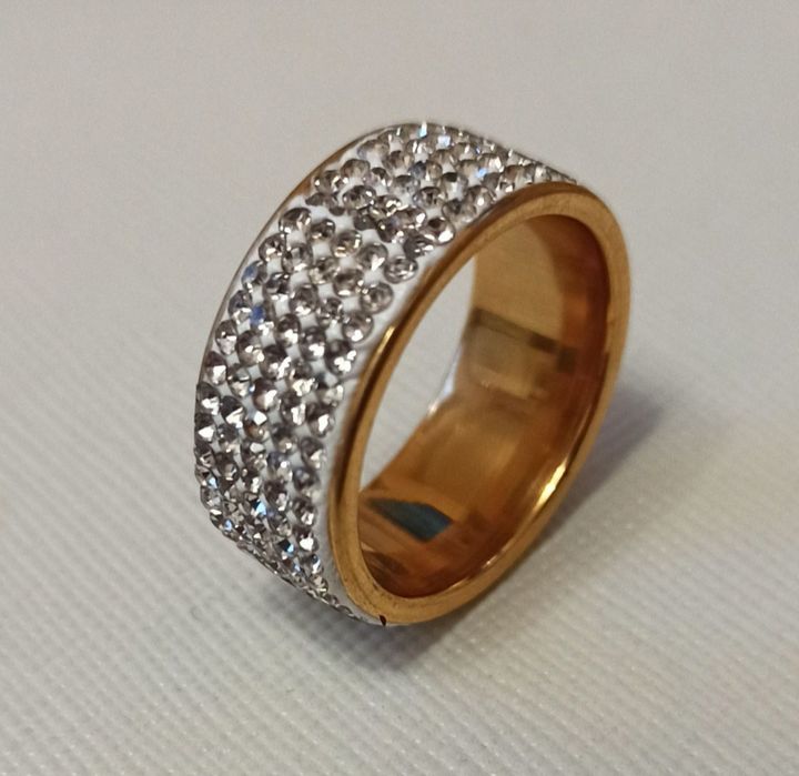 Серебристое красивое кольцо на подарок