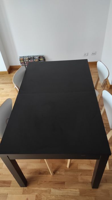 Mesa extensível IKEA e cadeiras