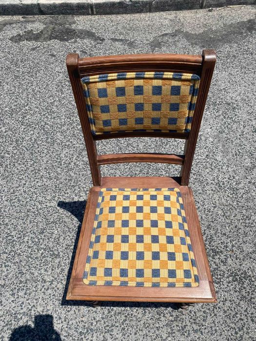 Mesa de Jantar Antiga em Madeira Extensível – Estilo Clássico + Cadeira Antiga em Madeira com Estofo Axadrezado
