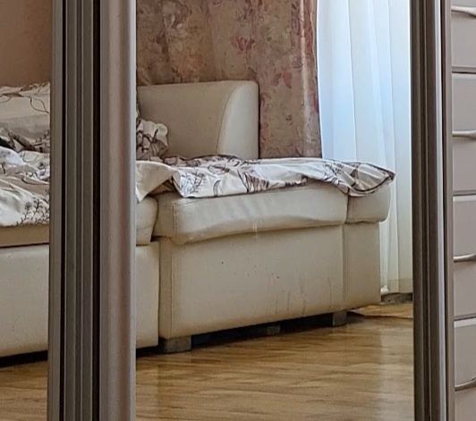 Диван кутовий білий з міцної штучної шкіри