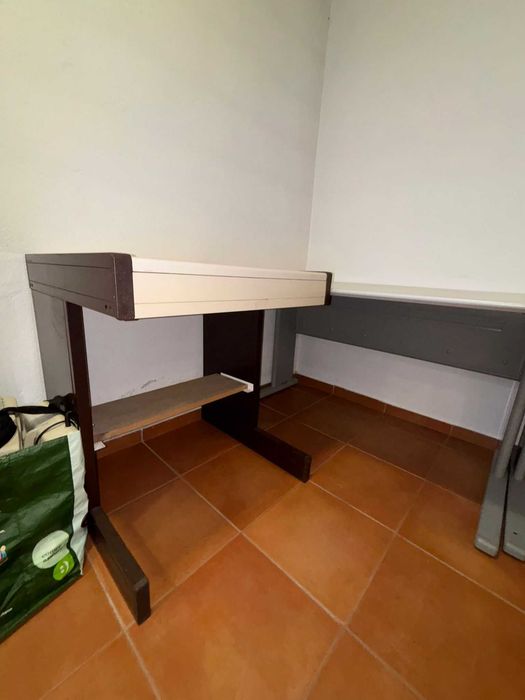 Mesa Individual de Escritório – Compacta e Robusta