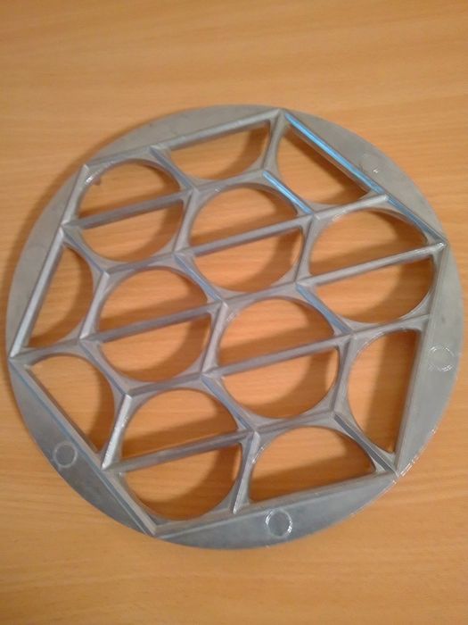 Продам вареничницю круглої форми.