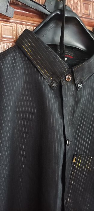 Męska koszulka elegancka że  złotą nitką i srebrna. Paski Rozmiar L