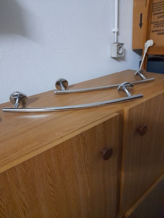 Toalheiros e suporte para papel higiénico .