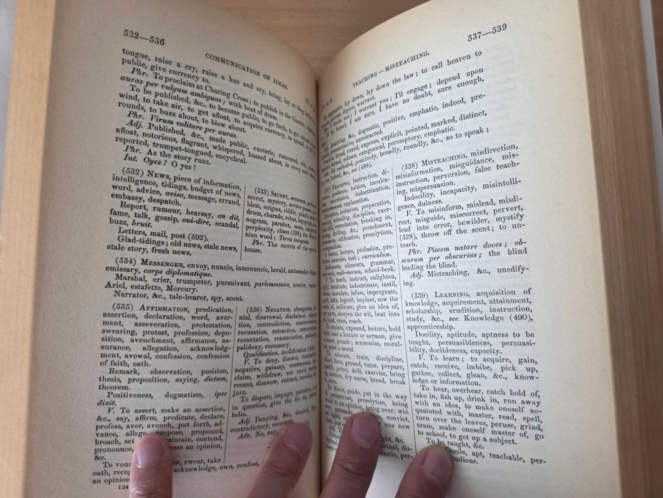 Livro "Roget's Thesaurus of Engish Words and Phrases"