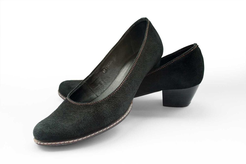 Польські замшеві туфлі-човники на невеликих підборах