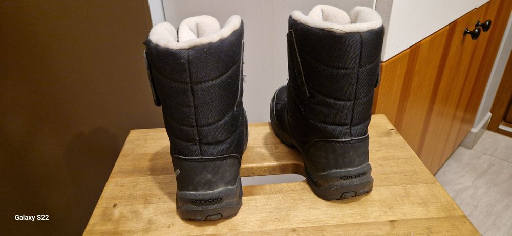 Używane. Buty turystyczne śniegowce dla dzieci Quechua. R30 czarne