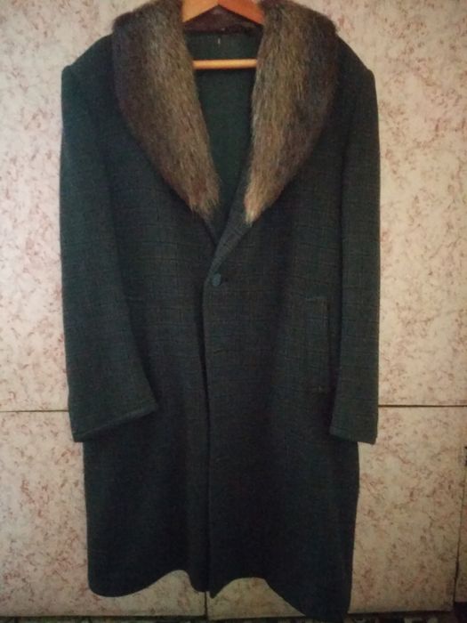 Пальто с меховым воротником