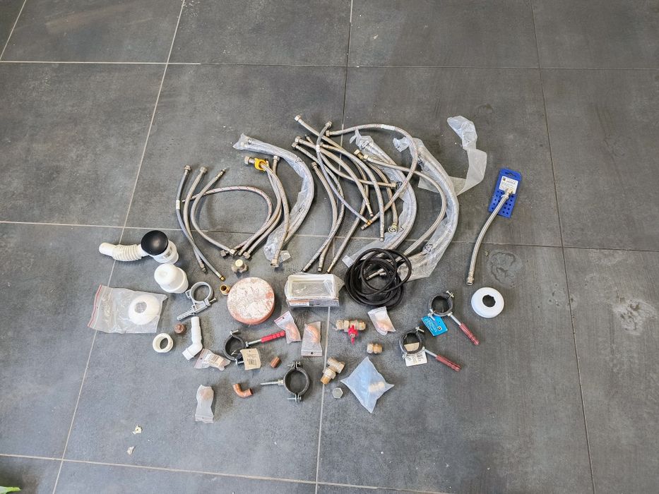 Pozostałości po budowie armatura wodna