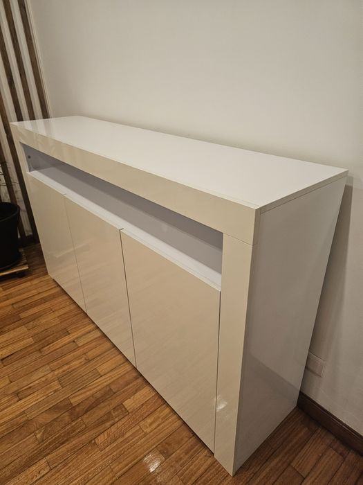 Aparador branco brilhante