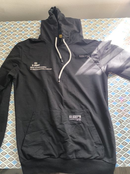 Легкая кофта с капюшоном