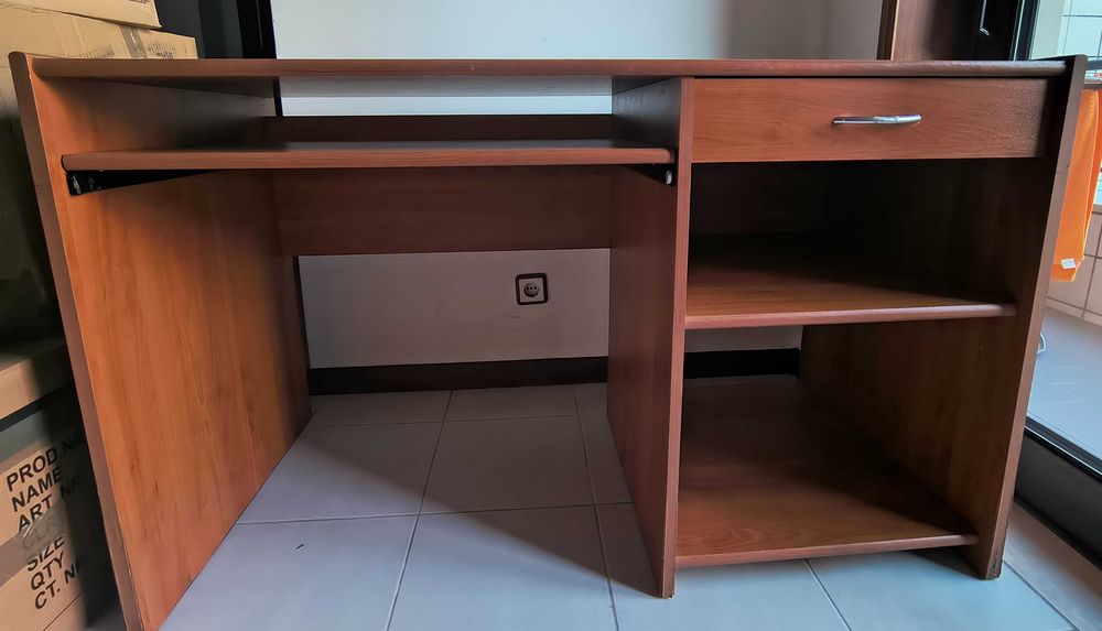 Vendo secretária com gaveta e prateleiras