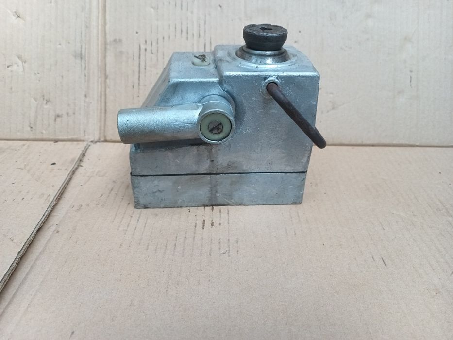 Lewarek podnośnik hydrauliczny pancerny
