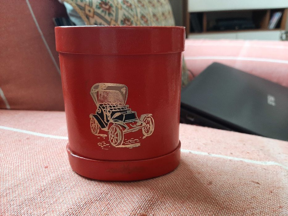 Três Porta canetas antigos em couro,  pele. e plástico duro.novos..