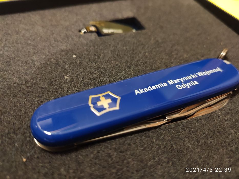 Zestaw prezentowy scyzoryk victorinox+ pendrive AMW Gdynia itp unikat