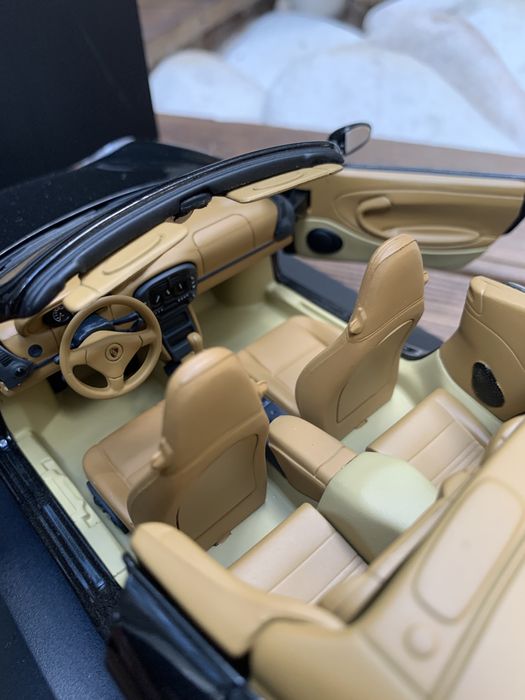 Porsche 996 911 Cabrio 1:18 Dealer edition by UT