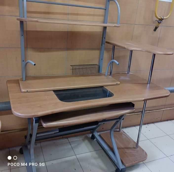 Стіл комп'ютерний, пересувний.