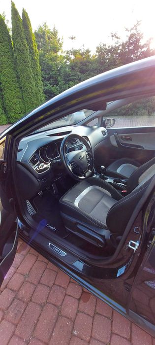 samochód osobowy  KIA CEED