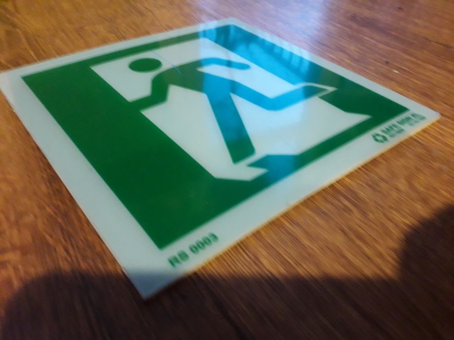 Znak fluororescyjny wyjście   ewakuacyjne