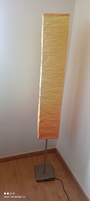 Candeeiro de pé com 146cm de altura