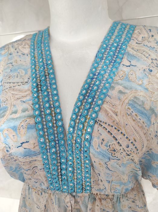 Śliczna sukienka pastelowo niebieska w stylu boho .