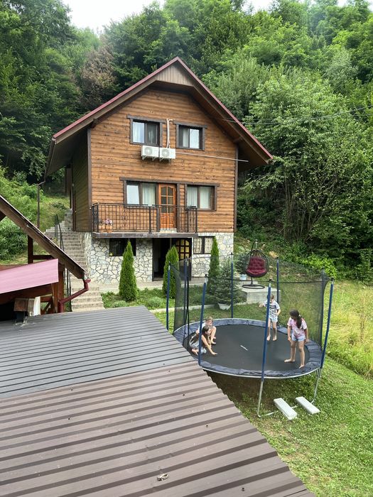 Здається будиночок. Баня і чан є на території