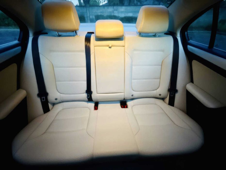 Volkswagen Jetta SE with Connectivity      2014