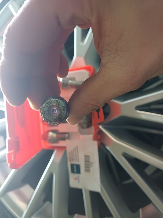 Śruby zabezpieczające do kół OEM Suzuki