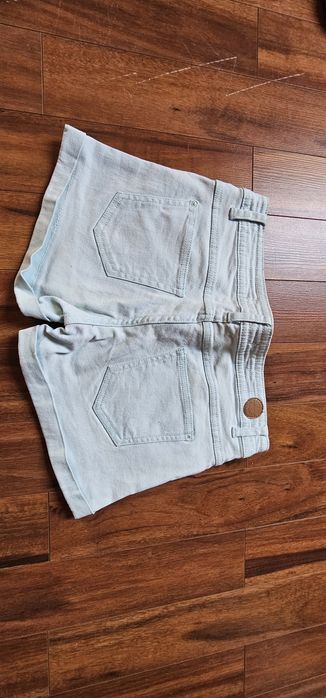 Krótkie miętowe szorty