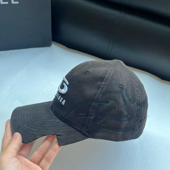 Czapka baseballowa Balenciaga z haftem i spranym wzorem