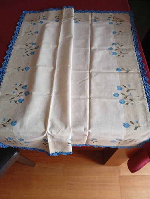 Toalha de mesa, nova, com picou feito á mão